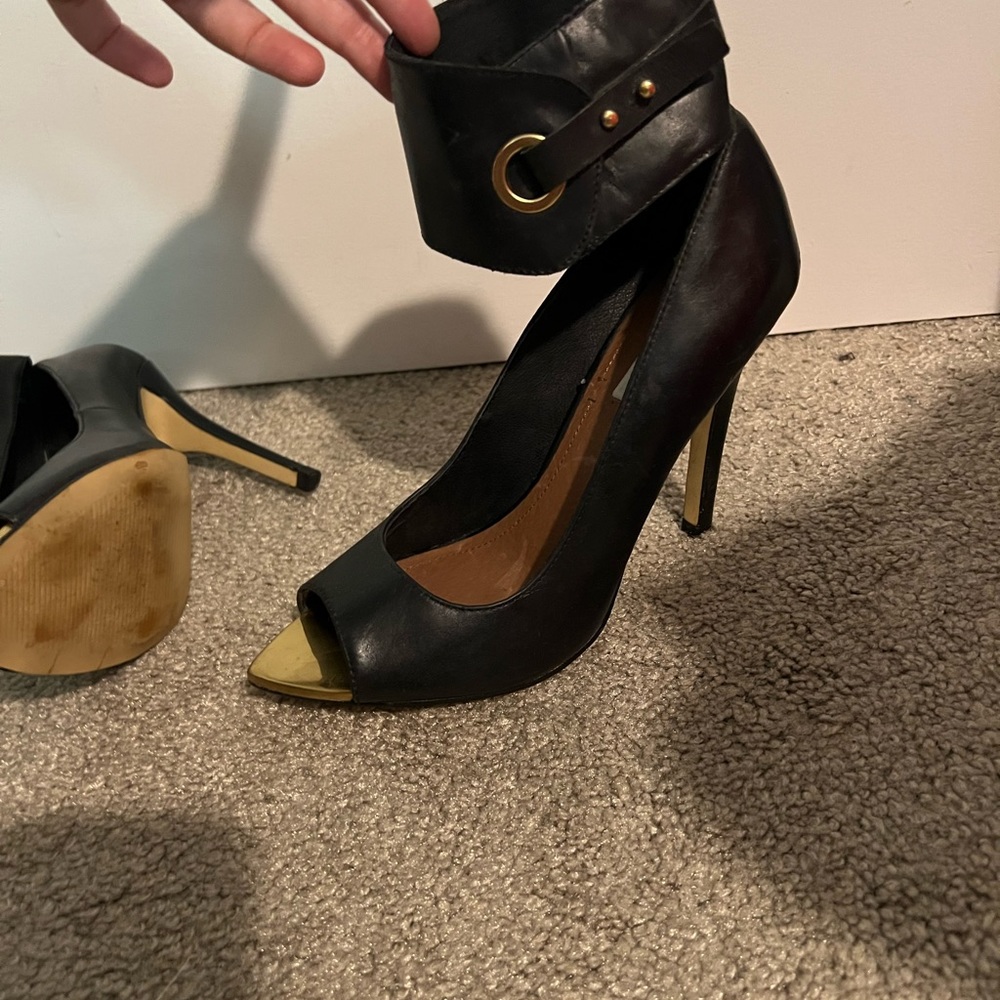 Beautiful sandals. Worn a few times. Looks beautiful on.